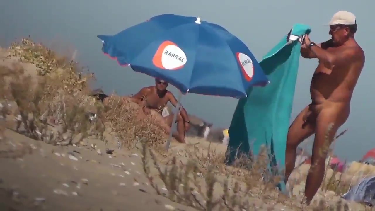 Spiare i tizi anziani nella natura in abiti da spiaggia guarda online