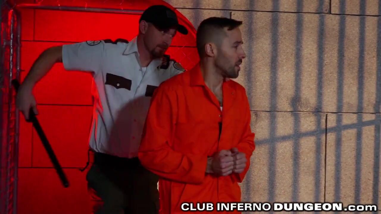 Заключенный доминирует и кулаками свои 2 тюремных докси - ClubInfernoDungeon