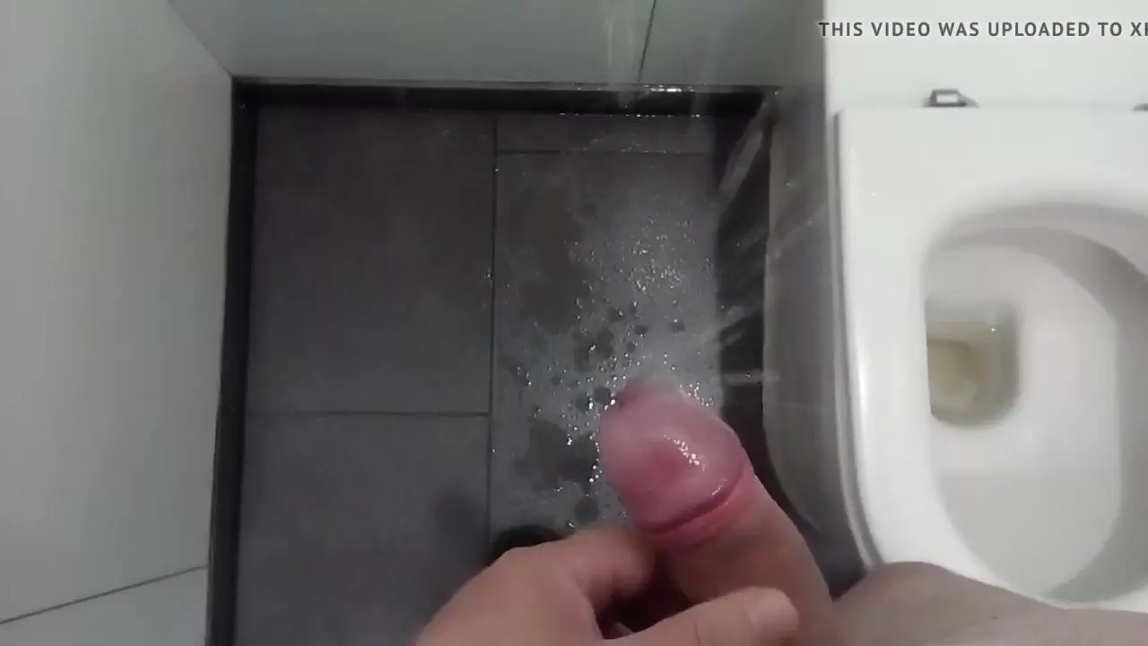 В попку через дырку в туалете видео - смотреть роликов онлайн