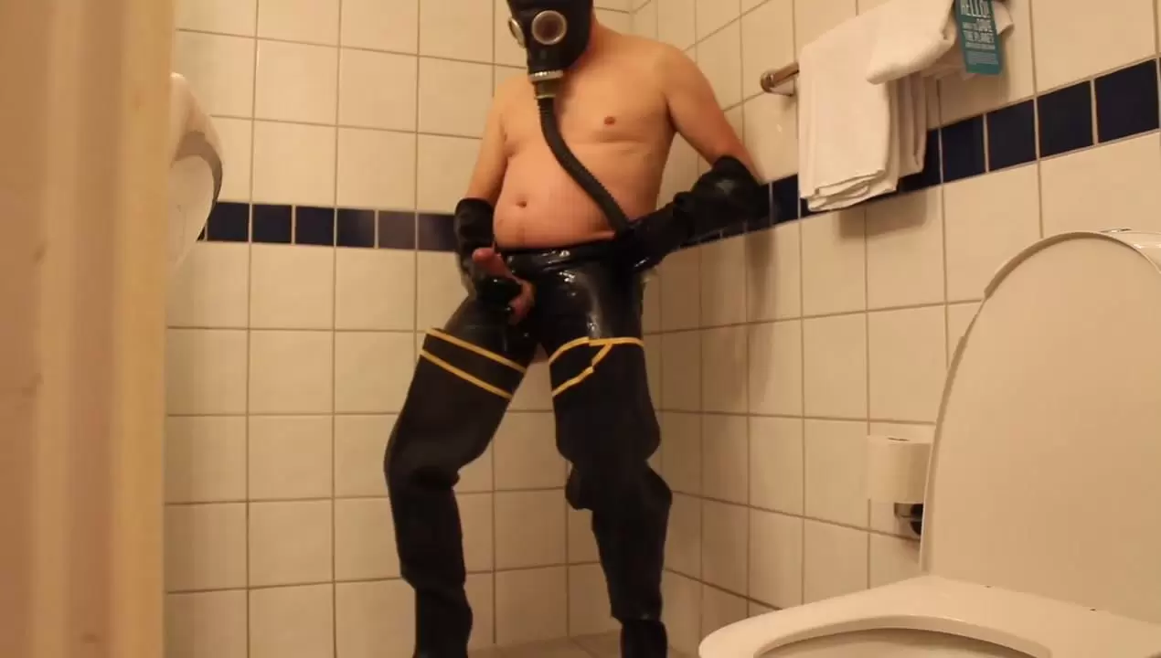 Rubbergloved дрочит в душе отеля в сапогах