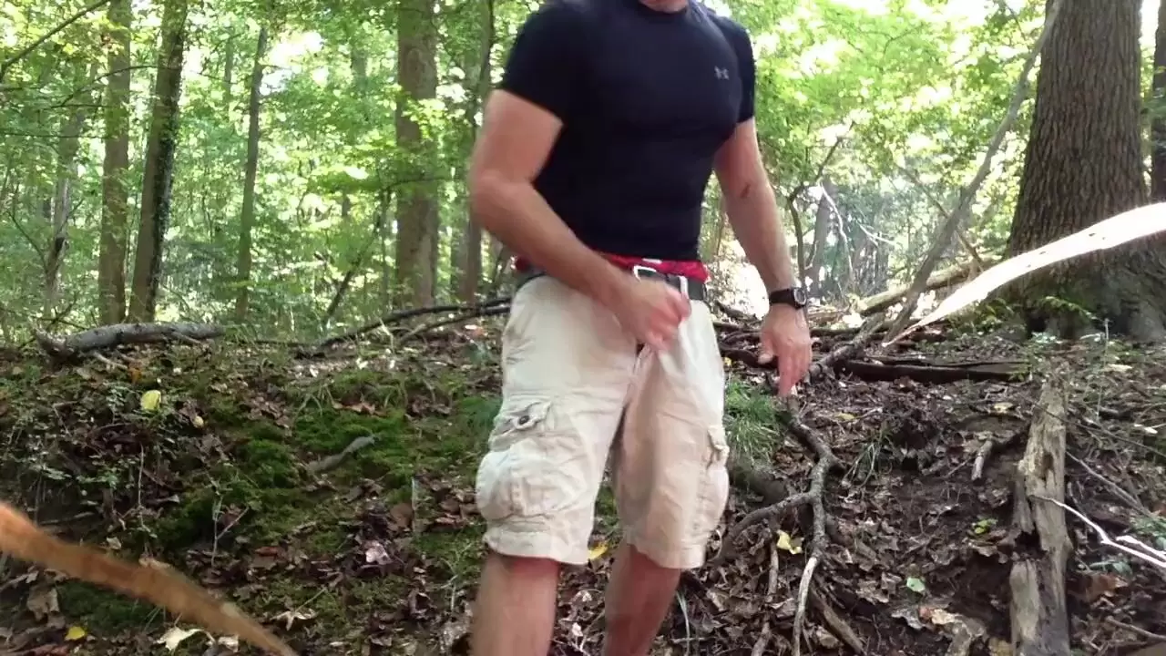 Je branle dans les bois, branler et éjaculer sur mon short! regarder en ligne