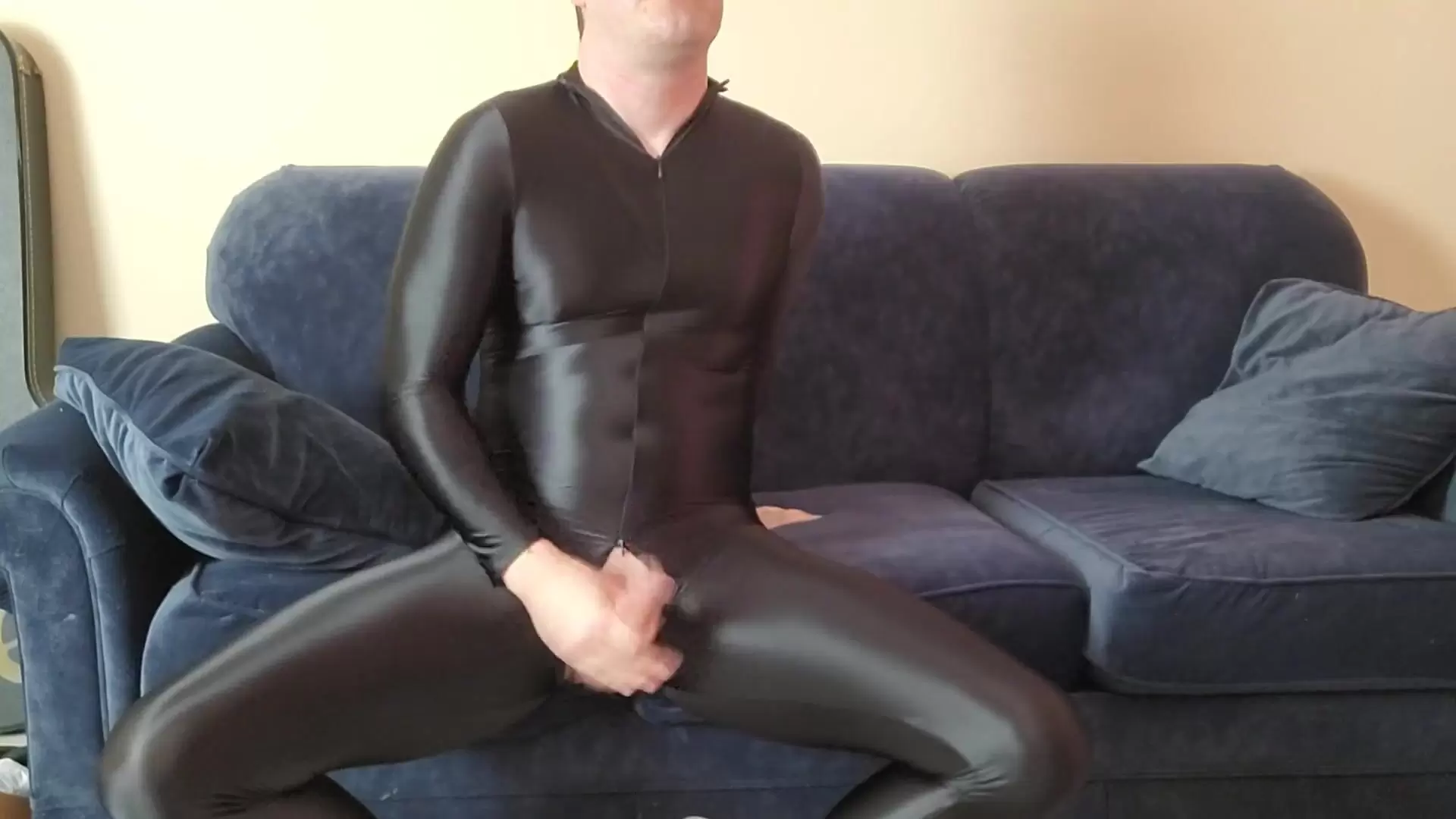 Spandex Boy saltando en zentai traje