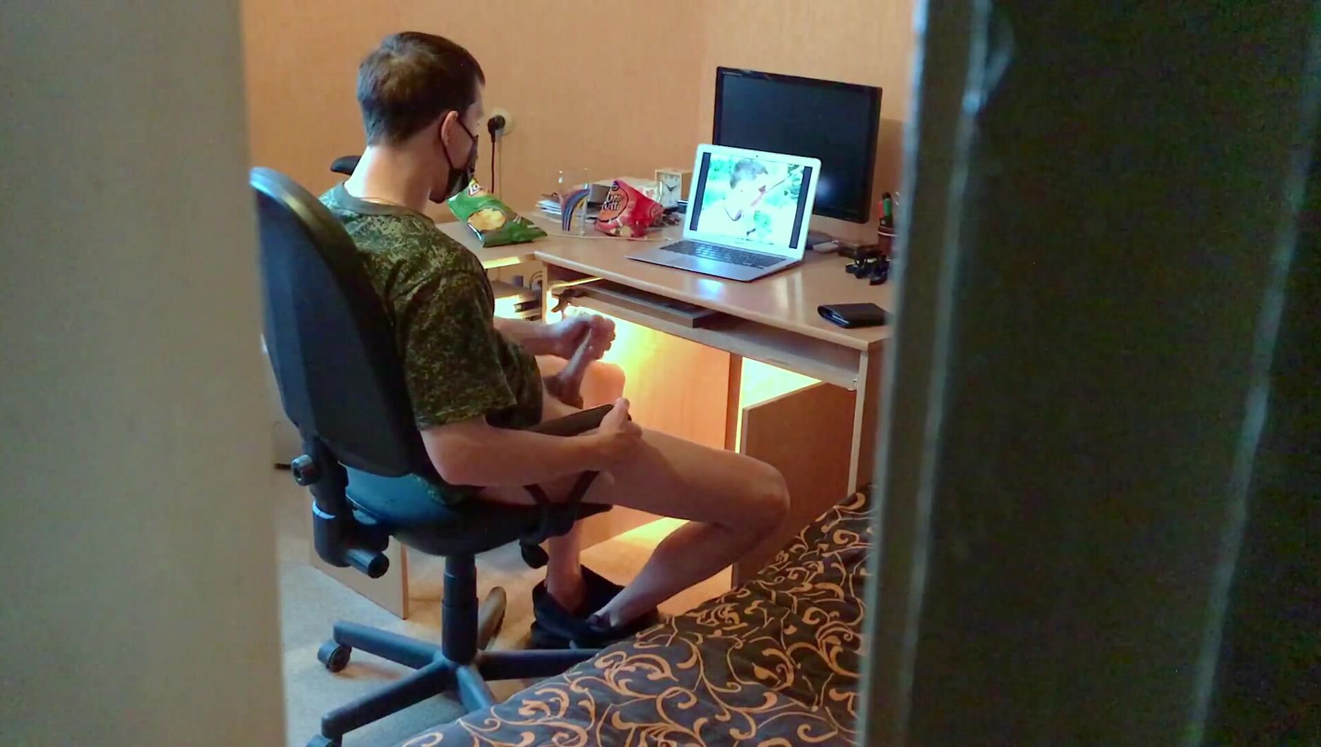 Cara do exército reto secretamente assistindo pornô gay vê online