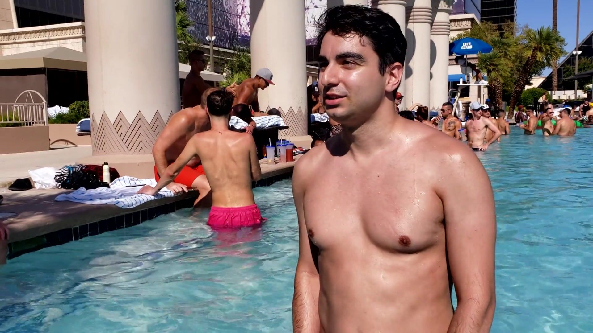 Desnudo en una piscina pública y atrapado ver en linea