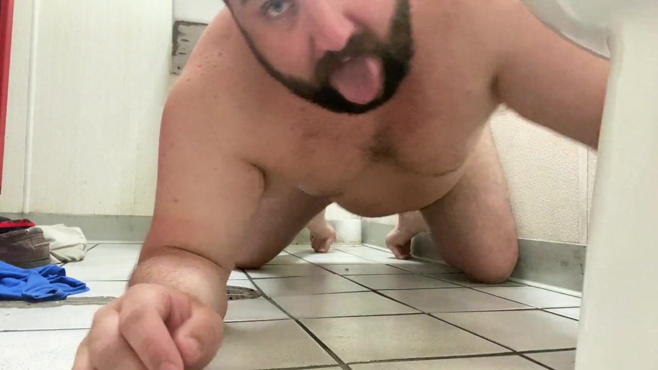 Vado in una toilette della stazione di servizio e lecca e succhia il bagno e il pavimento guarda online