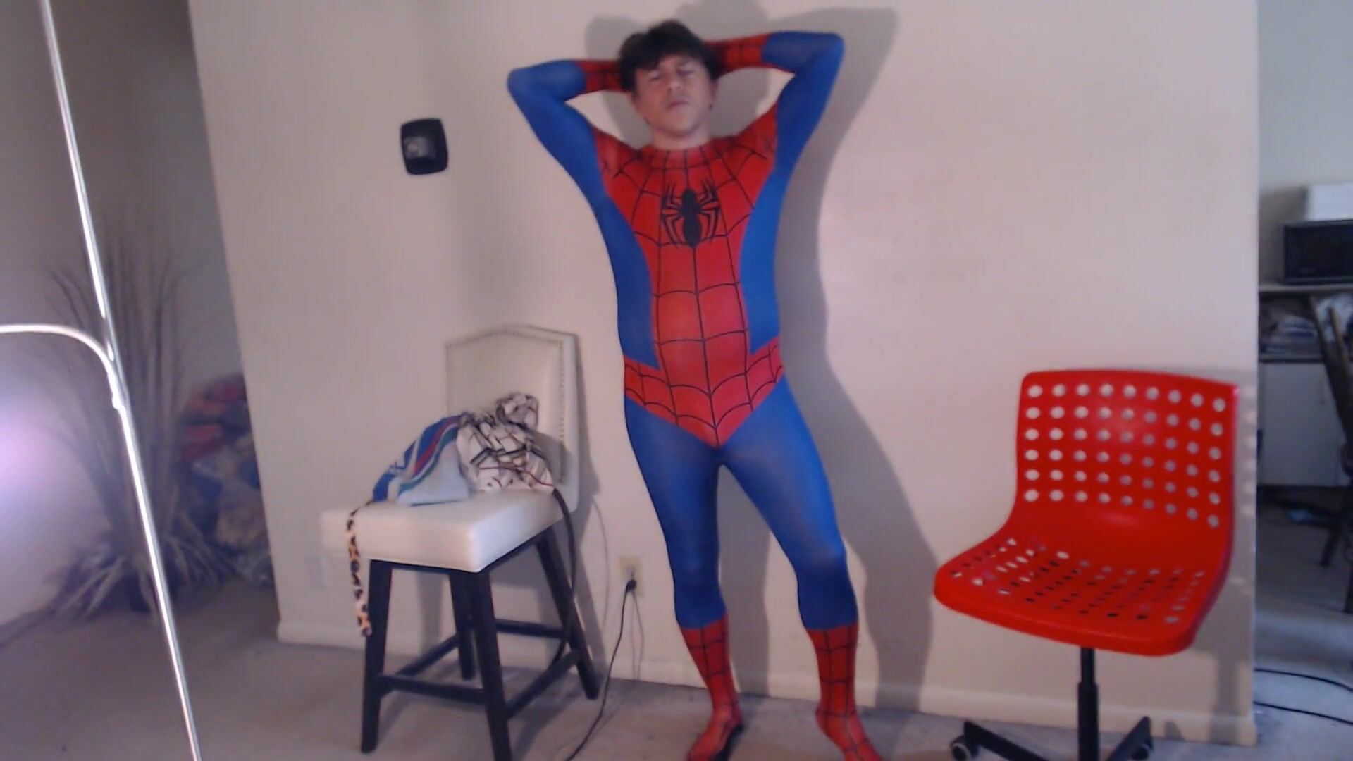 Pornstar Maolo Cums в Spiderman Cosplay!