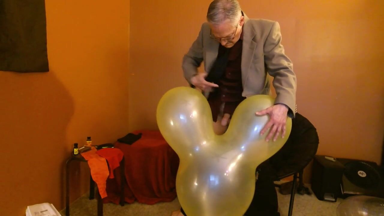 Balão 70) Mickey Mouse Balloon Pop and Shave.(Sessão termina no vídeo 71) vê online foto alta