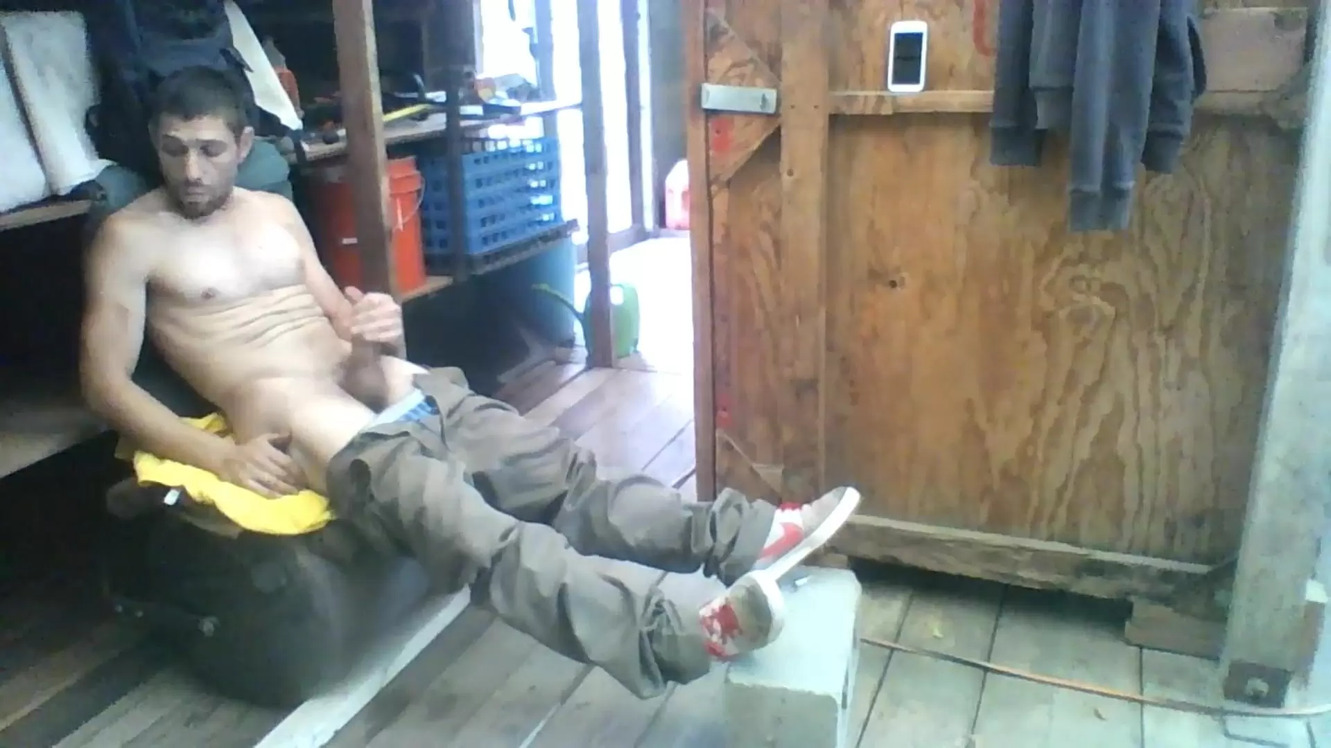 мужик дрочит на работе в метро (1222 видео)