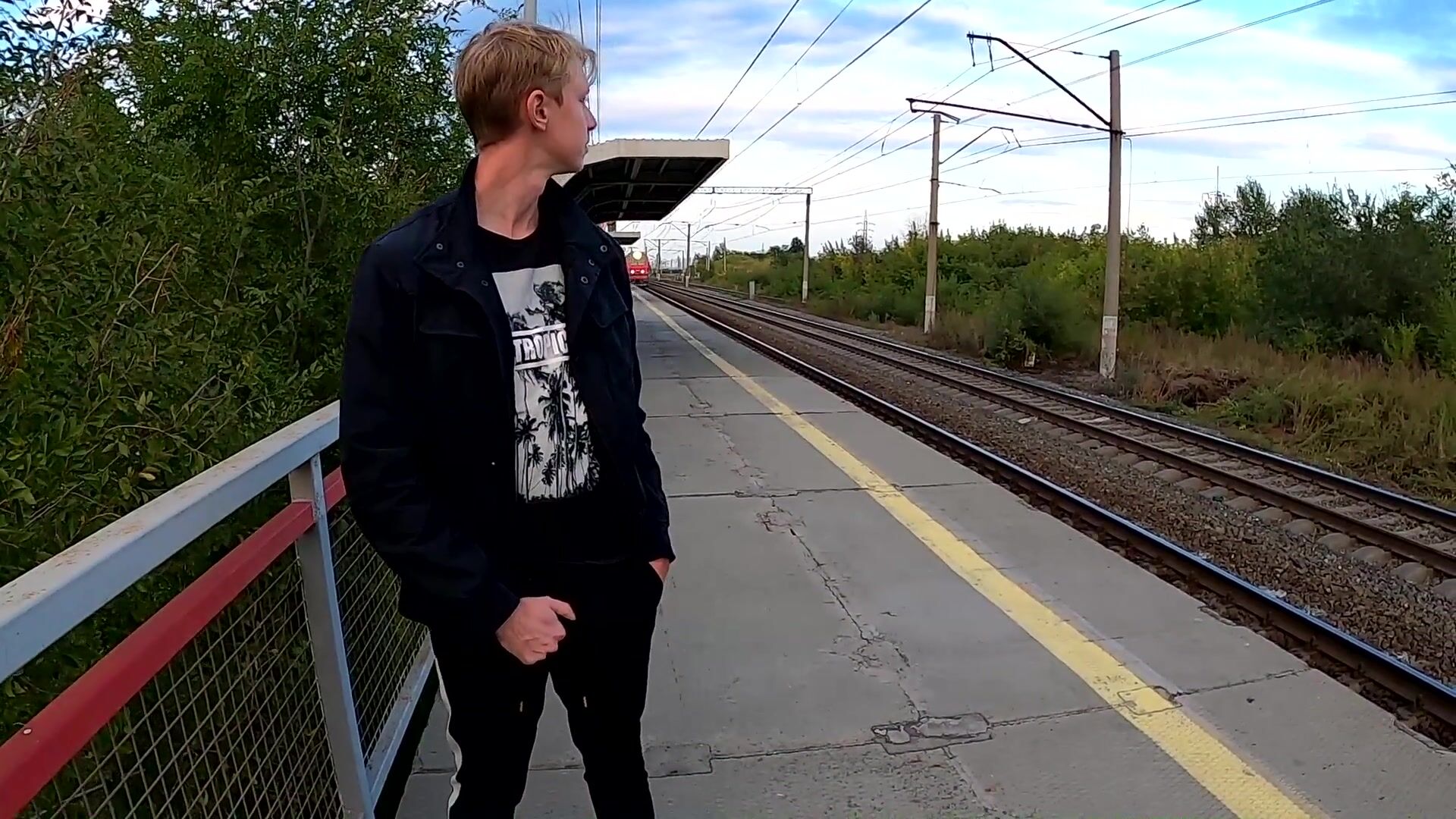 Guy se masturba en la estación