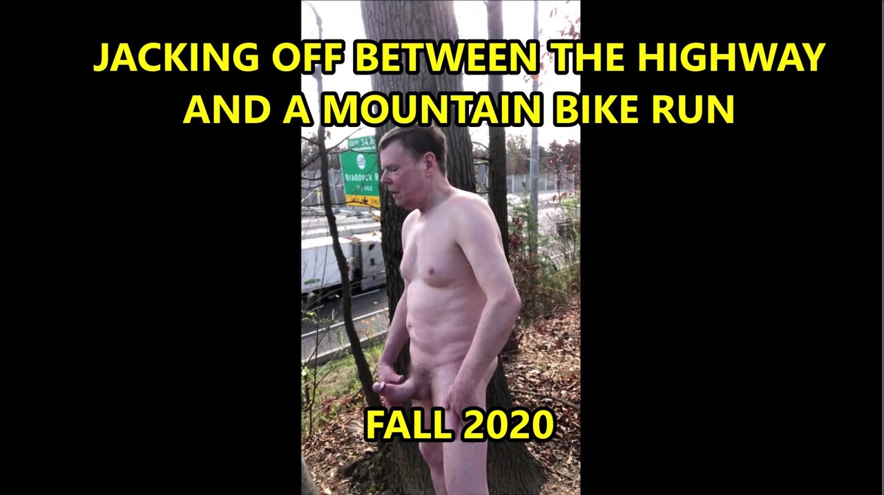 Jo entre la autopista y el sendero de bicicleta de montaña otoño 2020